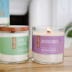 Sojowa świeca zapachowa olejki eteryczne Candle-lite Essential Elements 454 g - Vibing Thriving